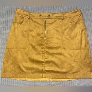 Biltmore Women’s Skirt Suede Size 12 Tan  Never Worn